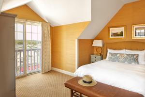 Postel nebo postele na pokoji v ubytování The Grand Hotel