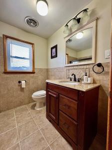 Koupelna v ubytování Cozy house for small or big group in Bridgeport WV