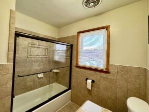 Koupelna v ubytování Cozy house for small or big group in Bridgeport WV + 33 fotografií