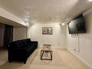 TV a/nebo společenská místnost v ubytování Cozy house for small or big group in Bridgeport WV