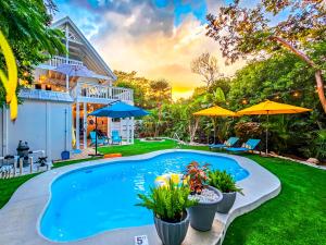 Bazén v ubytování Serenity Oasispool!kayaksgrillbikesspa nebo v jeho okolí