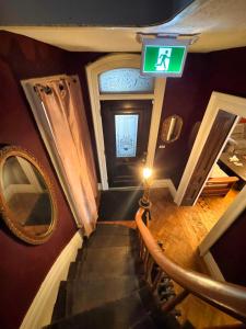 Draufsicht auf ein Treppenhaus mit einem Notausgangsschild in der Unterkunft THE RED HOUSE in Niagara Falls