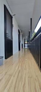 ein leerer Flur mit Holzboden in einem Gebäude in der Unterkunft Cozy room right in the heart of the city, close to everything you need in Davao City