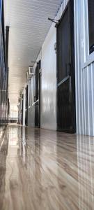 einen leeren Flur mit schwarzen Türen in einem Gebäude in der Unterkunft Cozy room right in the heart of the city, close to everything you need in Davao City