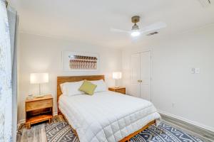 Postel nebo postele na pokoji v ubytování Walk to Cultural District Fort Worth Home with Yard