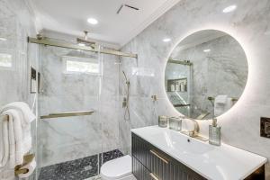 Koupelna v ubytování Walk to Cultural District Fort Worth Home with Yard + 17 fotografií