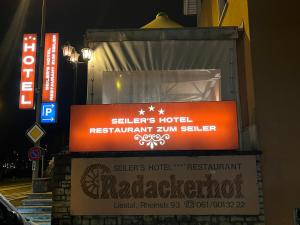 リースタルにあるSeiler's Hotelのツェルマット、インスブルックのホテルレストランの看板
