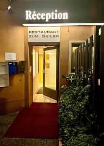 リースタルにあるSeiler's Hotelの赤いカーペットと看板のある病院の入り口