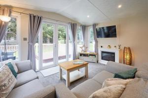 Barmby on the MoorにあるLucas Lodge with Hot Tubのソファとテーブルのあるリビングルーム