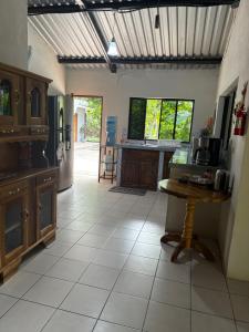 una cucina con un tavolo al centro di una stanza di Rancho el Cocalito a La Libertad