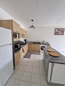 Kuchyň nebo kuchyňský kout v ubytování La Casa Bongo - T4 cosy en pleine nature