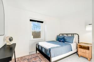 a bedroom with a bed and a desk and a window at Woodhaven Reserve by STREAM in Purcellville +42 photos