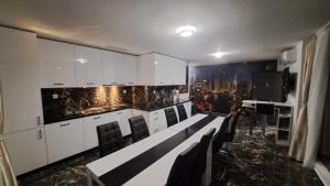 Η κουζίνα ή μικρή κουζίνα στο Luxe 1 Dubai Penthouse