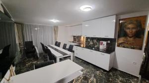 Μια τηλεόραση ή/και κέντρο ψυχαγωγίας στο Luxe 1 Dubai Penthouse