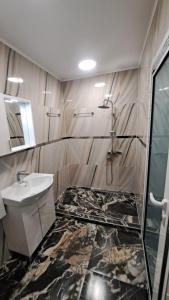 Ένα μπάνιο στο Luxe 1 Dubai Penthouse