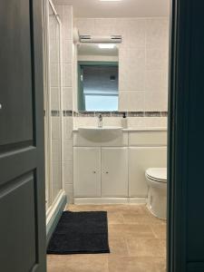 Ένα μπάνιο στο 3 Bed Sea View Penthouse Flat with Parking