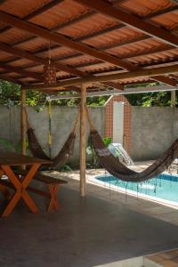 amaca sotto un pergolato accanto alla piscina di Pipa Moaina Hale a Pipa