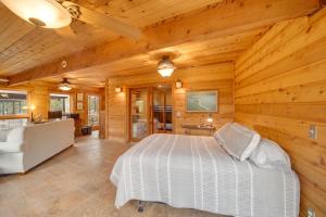 Posezení v ubytování Lake Eufaula Cabin with Dock at Nine Marina