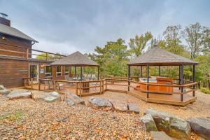 Fotografie z fotogalerie ubytování Lake Eufaula Cabin with Dock at Nine Marina v destinaci Canadian Fork