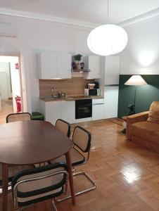 una sala de estar con una mesa y un sofá en Prestige Apartment Leone, en Roma