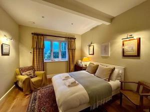 Postel nebo postele na pokoji v ubytování Hill House - 2 Bed Guest Suite by Maison Pro