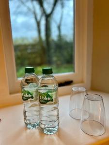 Nápoje v ubytování Hill House - 2 Bed Guest Suite by Maison Pro + 17 fotografií