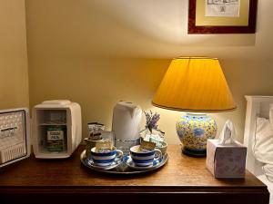 Příslušenství pro přípravu čaje a kávy v ubytování Hill House - 2 Bed Guest Suite by Maison Pro