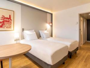 Postel nebo postele na pokoji v ubytování Mercure Marseille Centre Prado Vélodrome