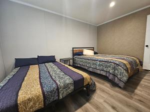 Postel nebo postele na pokoji v ubytování West Battle Lake Direct Access - Brand New!