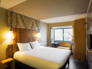 Postel nebo postele na pokoji v ubytování ibis Amsterdam Centre Stopera + 76 fotografií
