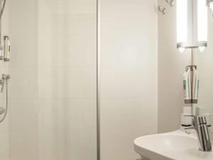 Koupelna v ubytování Ibis Cornella