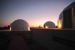 Deux dômes sur un bâtiment avec le coucher du soleil en arrière-plan dans l'établissement Cupulas Del Valle by Villa De La Rosa WiFi & AC Suite 4, à San Pablo
