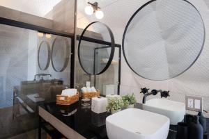 une salle de bain avec un lavabo et un miroir dans l'établissement Cupulas Del Valle by Villa De La Rosa WiFi & AC Suite 4, à San Pablo 19 autres photos