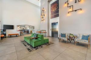 TV a/nebo společenská místnost v ubytování Best Western Plus King's Inn and Suites