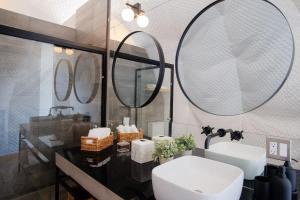 une salle de bain avec un lavabo et un miroir dans l'établissement Cupulas Del Valle by Villa De La Rosa WiFi & AC Suite 5, à San Pablo
