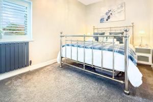 Giường trong phòng chung tại Central, dog friendly, private courtyard