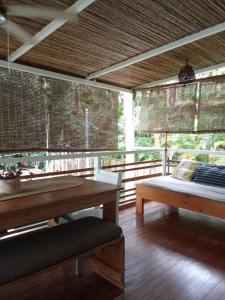 サンタ・テレサにあるCasa SILURI UPのベッドと木製テーブルが備わる客室です。