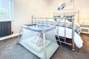 ein Schlafzimmer mit einem Metalletagenbett in einem Zimmer in der Unterkunft Central, dog friendly, private courtyard in Edwinstowe