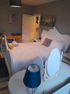 Postel nebo postele na pokoji v ubytování Cosy Caroline's