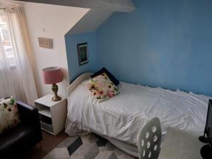 Postel nebo postele na pokoji v ubytování Cosy Caroline's