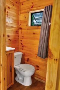 een badkamer met een toilet en een raam bij Jellystone Park PA Wilds in Mansfield +38 foto's