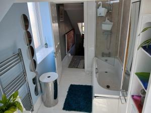 Koupelna v ubytování Cosy Caroline's + 6 fotografií