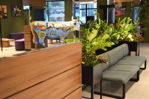 una tienda con una vaca, sillas y plantas en Belém Soft Hotel, en Belém