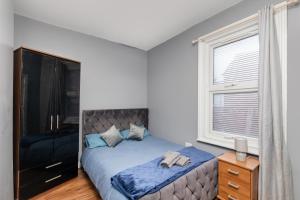 a bedroom with a large bed and a window at Stockton Town centre en-suite rooms in Stockton-on-Tees
