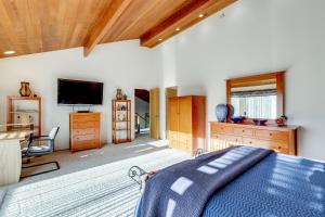 Μια τηλεόραση ή/και κέντρο ψυχαγωγίας στο Walk to Trails! Small-Town Hideaway in Cambria