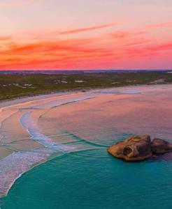 Φωτογραφία από το άλμπουμ του Blue Haven Beach House - Guest Suite I 