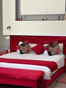 een rood en wit bed met kussens erop bij Villa Sofia And Spa in Marrakesh +28 foto's