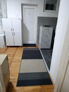 ヴァリェヴォにあるGrayのドアのある部屋とラグのあるキッチン