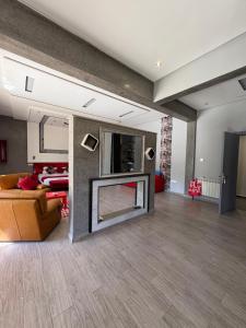 een woonkamer met open haard en een bank bij Villa Sofia And Spa in Marrakesh