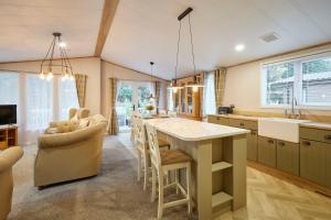 Barmby on the MoorにあるFoxglove Lodge with Hot Tubのカウンタートップ付きの大きなアイランドキッチン